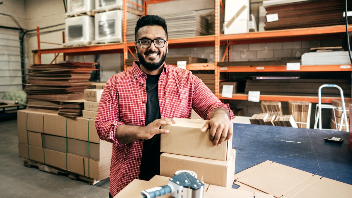 Mitarbeiter verpackt Kartons im Lager